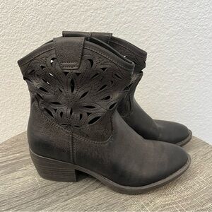 Arizona Brown Cut Out Western Cowboy Ankle Booties- Size 6